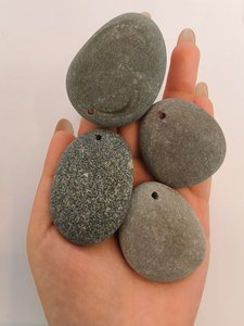 Galets gris naturels percés, pierres de rivière polies avec <span class=keywords><strong>trou</strong></span> <span class=keywords><strong>pour</strong></span> <span class=keywords><strong>aquarium</strong></span>, paysage aquatique, carillon éolien, bricolage, décoration de jardin - Product Image 3