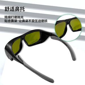 Lunettes de sécurité laser, monture noire, verres de 1,5 mm, transmission de 70 %, protection contre les UV et la lumière bleue, fabricant de Shenzhen - Product Image 2