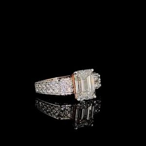 Anillo de Compromiso con Diamante de Laboratorio Esmeralda de 2 Quilates |   Solitario de Oro de 14K - Product Image 5