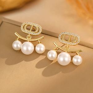 Boucles d'oreilles à clous pour femmes de luxe, tendance, en argent S925, avec micro-incrustations de zircon, lettre, plaqué or, perle dynamique, pompon, cadeau - Product Image 1