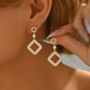 Pendientes colgantes de uñas de cobre rombo de moda minimalista para mujer con estilo con configuración de pavé de circón joyería de moda Pop - Product Image 1