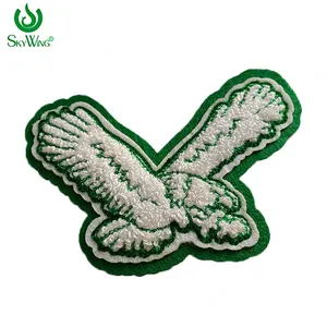 Ecológico novo design personalizado logotipo de animal bordado chenille águia cor no branco com fundo verde costurar em patches