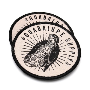 Coudre sur des badges de tissage étiquettes personnalisées école Machine fille Logo tissé vêtements patchs avec bordure Merrow - Product Image 4