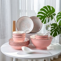 Ensemble de vaisselle en porcelaine coréenne personnalisée, écologique, motif floral en relief, comprenant assiettes, tasses et bols, non toxique, résistant au four, idéal pour les réceptions et les dîners.
