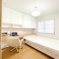 Chambre à coucher personnalisée avec tatami et dressing intégré, panneaux écologiques