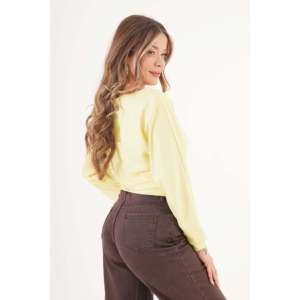 Blusa Amarilla al por Mayor con Patrón Floral Bordado, Manga Murciélago, Corte Holgado, Tejido de Punto Fino para Otoño - Product Image 5