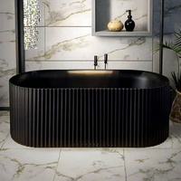 Baignoire autoportante ovale en acrylique à cannelures élégante, baignoire profonde pour un bain relaxant, pour une décoration de salle de bain luxueuse