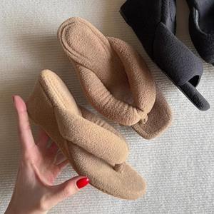 Moda logotipo personalizado punta redonda Tanga cuña zapatillas verano playa chanclas inflable piel mujeres Sandalias de tacón alto - Product Image 2