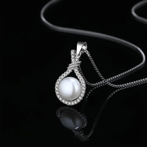 Collana con ciondolo rotondo cavo per donna, gioielli classici e minimalisti alla moda - Product Image 3