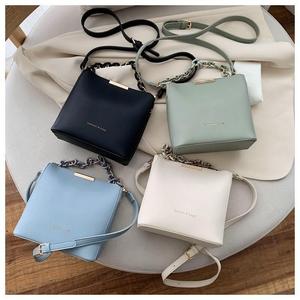 Bolsos de Hombro Modernos de Otoño para Mujer, Bolsos de Mano de PU Estilo Japonés con Cadena Decorativa, Bolsos Bandolera para Señoritas en Oferta - Product Image 4