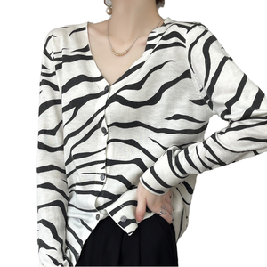 <span class=keywords><strong>เสื้อ</strong></span>คาร์ดิแกนลาย<span class=keywords><strong>ม้าลาย</strong></span>แฟชั่นสำหรับ<span class=keywords><strong>ผู้หญิง</strong></span> แขนยาว ผ้าขนสัตว์เนื้อบางถักลายวอร์สเตด คอวี <span class=keywords><strong>เสื้อ</strong></span><span class=keywords><strong>ผู้หญิง</strong></span>สำหรับฤดูใบไม้ผลิและฤดูใบไม้ร่วง - Product Image 1