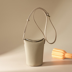 Sac bandoulière haut de gamme en cuir de vachette véritable pour femme, mini sac seau avec fermeture éclair, polyvalent et tendance pour l'automne Tanjing - Product Image 4