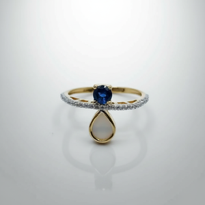 Anillo de Oro Moderno con Gema Azul, Banda con Detalles de Diamantes y Dije en Forma de Pera para Bodas y Fiestas - Product Image 3