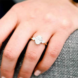 OAHLAN Luxuriöser Ring aus 925er Sterlingsilber mit 3 Karat Zirkonia, 3-Steine-Design im Ovalschliff, Versprechensring und Verlobungsring für Damen, Größe 3-12 - Product Image 6