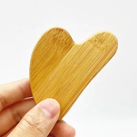 Planche de Gua Sha en bambou en forme de cœur anti-cellulite faite à la main, logo personnalisé, bois de hêtre, outil de soin du visage Gua Sha, mini Gua Sha en bois
