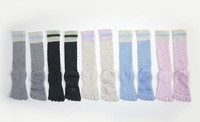 Chaussettes de yoga Pilates à cinq orteils pour femmes Chaussettes antidérapantes de créateur de nouveauté Grip Fabricant de ballet Chaussettes longues personnalisées