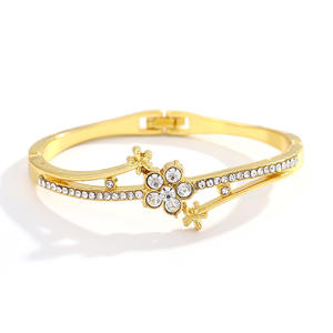 Pulsera de Cristal Tiyo con Diseño de Flor de Melocotón para Mujer, Chapada en Oro de 14K, Brazalete de Aleación con Pedrería para Uso Diario - Product Image 1