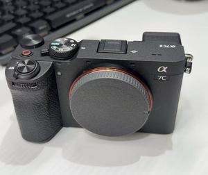 Appareil photo hybride plein format Sony ILCE-7C Mark II (A7C II) d'occasion, boîtier seul, 33MP, vidéo 4K60p, prêt à être expédié - Product Image 1