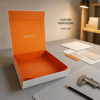 Boîte cadeau à couvercle rabattable blanc et orange avec texte imprimé pour présentation de produits vides, emballage de vente au détail, affichage de la marque et fournitures cadeaux