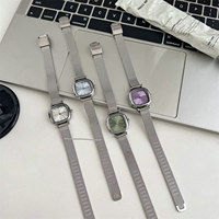 Jam Tangan Tali Jaring Dial Kecil Oval Mewah Ringan Jam Tangan Kuarsa Wanita Tali Baja Tahan Karat Modis untuk Pelajar Perempuan Wanita