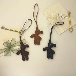 Nuevo Llavero de Cuero con Diseño de Oso de Dibujos Animados, Colgante para Mochila con Impresión UV, Popular en Internet - Product Image 1