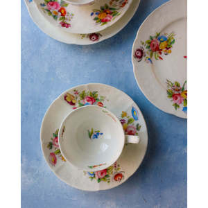 Juego de Tazas de Porcelana Inglesa Pintadas a Mano Davenport con Platos y Platillo de Rosas, Fina Porcelana Blanca y Rosa de 800 - Product Image 1