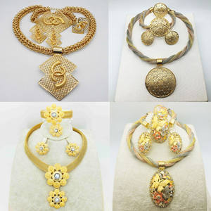 Conjunto de joyas con acento de diamantes nupciales para mujer de moda con chapado en oro grueso para bodas, compromisos y fiestas - Product Image 1