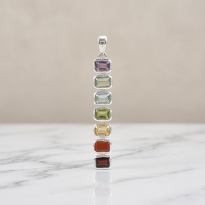 จี้ห้อยคอรูปทรงสี่เหลี่ยมผืนผ้าประดับพลอยเจ็ดสี ดีไซน์จักระ แบรนด์ Moku Jewellery โทนสีเงิน แนวตั้ง สไตล์มินิมอล สำหรับชาวคริสต์ - Product Image 4