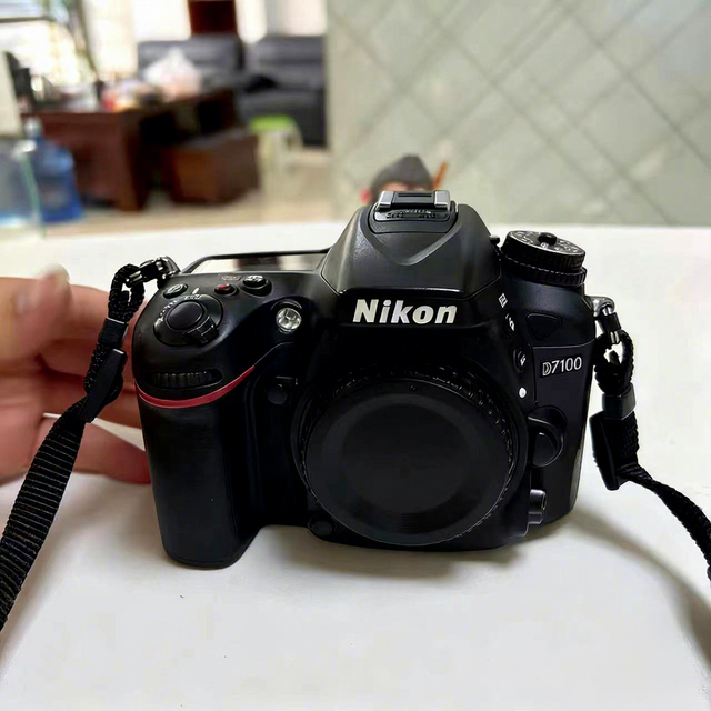 For D7100 DSLR Camera-8MP 10X Optical Zoom HD Video Second Hand with Battery & Charger