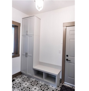Armoire de rangement haute simple CANA Custom Modern Grey Mudroom avec banc intégré pour chaussures - Product Image 1