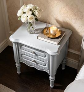 Elegante Mesita de Noche de Madera Maciza Gris Envejecida, con 2 Cajones Empotrados y Patas Redondas con Perillas, para Dormitorio - Product Image 6