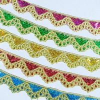 Tissu en dentelle bon marché d'usine, tissu en polyester pour la couture, filet décoratif, broderie, sequins triangulaires, dentelle à sequins, bordure de dentelle de 4,5 cm de large