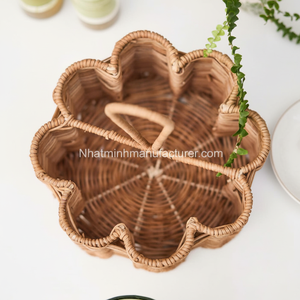 ผู้ถือช้อนส้อมหอยเชลล์ทำจากหวายที่มีผิวธรรมชาติและขอบหอยเชลล์ - Product Image 1