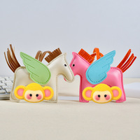 Porte-clés personnalisé mignon en forme de cheval volant, breloque de sac, pendentif de sac à main en cuir de poney de dessin animé, accessoires de porte-clés de voiture avec pompon, vente en gros