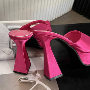 Nouvelles sandales antidérapantes à talons ultra-hauts et épais pour femmes, collection été-automne 2025, style européen et américain, idéales pour les soirées. - Product Image 5