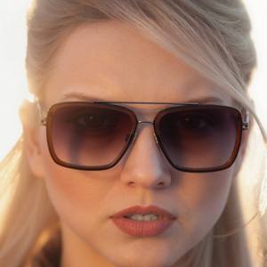 Nouvelles lunettes de soleil carrées de style européen et américain pour hommes, en plastique noir et métal, protection UV400, classe 2 - Product Image 1