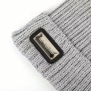 Nuevo Gorro de Invierno Personalizado, Económico, al por Mayor, Suave, para Adultos, con Parches Metálicos, en Gris Jaspeado, Tejido, con Serigrafía - Product Image 4