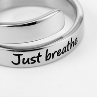Anillo Ajustable Personalizado con Grabado, Anillo Apilable de Acero Inoxidable con Mensaje Inspirador para Regalo de Amistad o Aniversario