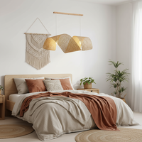 Luminaire suspendu moderne en bambou fait main, écologique, style côtier, avec éléments en rotin et bois, pour la décoration intérieure.