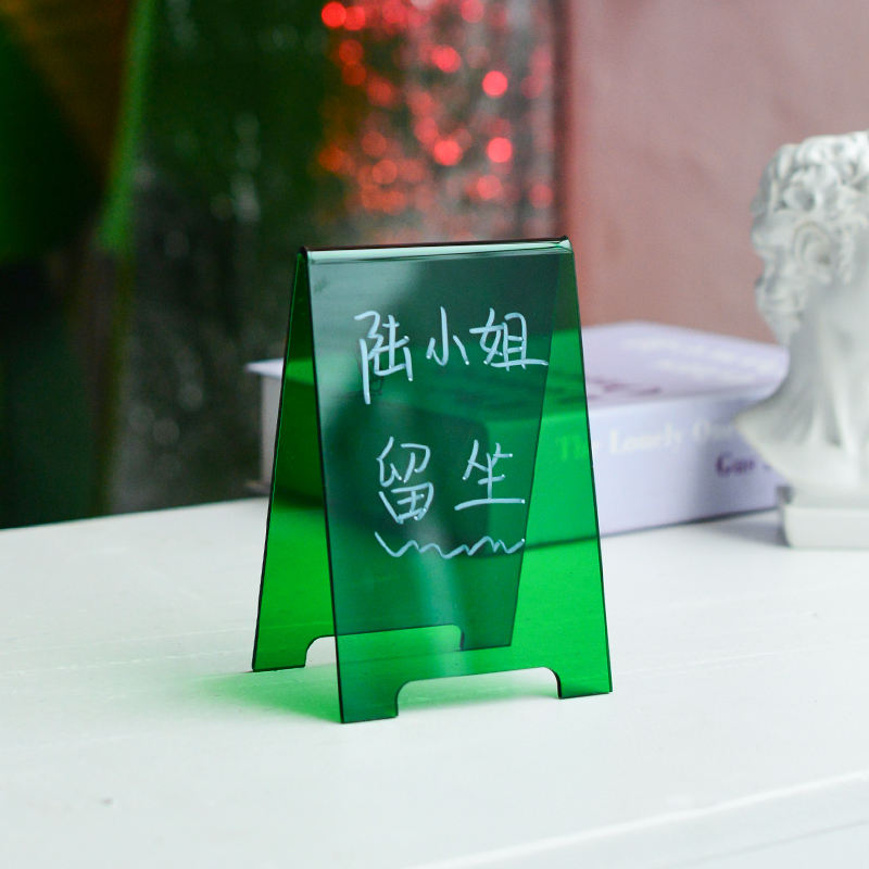 สีเขียวใส