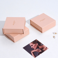 Emballage durable personnalisé Boîte à bijoux en papier rose en forme de livre avec sac magnétique
