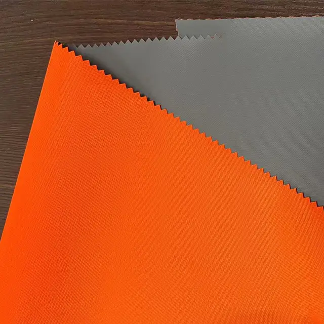 Memakai pakaian berpendar oranye untuk jaket keselamatan atau pakaian kerja untuk pekerja sanitasi