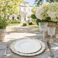 Assiettes de présentation vintage blanches sculptées de 13 pouces en plastique PP à bord festonné pour la location en gros d'événements de mariage de luxe