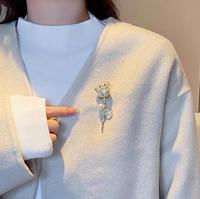 Bros bunga mawar warna emas elegan untuk wanita perempuan berlian imitasi aksesori pin bros wanita mewah