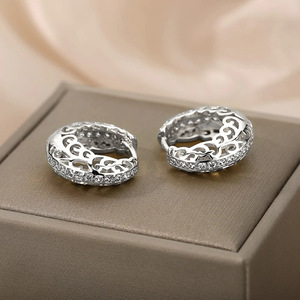Orecchini a Cerchio Floreali Traforati alla Moda per Donne, Accessori per Orecchie Geometrici e Texturizzati per Uso Quotidiano, Outfit Casual e Regalo - Product Image 6