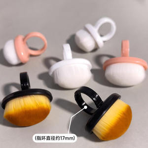 1Pc <span class=keywords><strong>Brosse</strong></span> de nettoyage de <span class=keywords><strong>la</strong></span> poussière pour l'art des ongles en plastique <span class=keywords><strong>Brosse</strong></span> à <span class=keywords><strong>boucle</strong></span> <span class=keywords><strong>Brosse</strong></span> ovale pour le nettoyage de <span class=keywords><strong>la</strong></span> poussière de gel <span class=keywords><strong>Brosse</strong></span> en forme d'anneau pour le maquillage Outils de manucure - Product Image 5