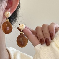 Boucles d'oreilles pendantes tendance en résine acrylique plaquées or avec imitation perle, bijoux de mode pour femme, modèle JX506, fabriquées en Chine