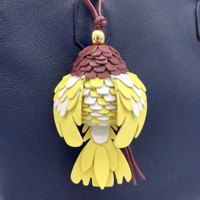 Breloque de sac en cuir faite à la main, motif oiseau, plumes superposées violettes, jaunes et blanches, bec rose, perle dorée, pendentif de sac à main