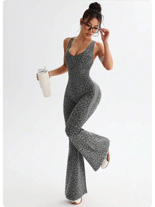 Nuova tuta da donna con stampa leopardata da donna un pezzo per lo Yoga con pezza sul petto pantaloni a zampa di elefante da <span class=keywords><strong>palestra</strong></span> tuta da donna - Product Image 4