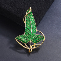 Badge en émail Feuille Verte : Symbole de Chance et de Mystère – Idéal pour les tenues de Noël et les jeux de rôle.